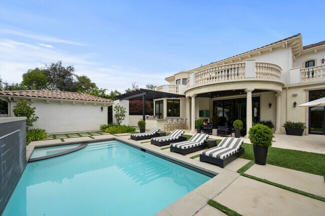 Building Photo - 517 N Camden Dr