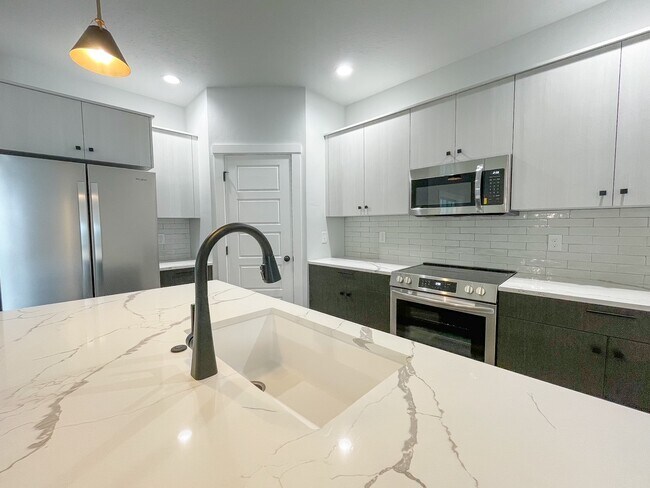 Building Photo - 4403 N Magical Crk Ave