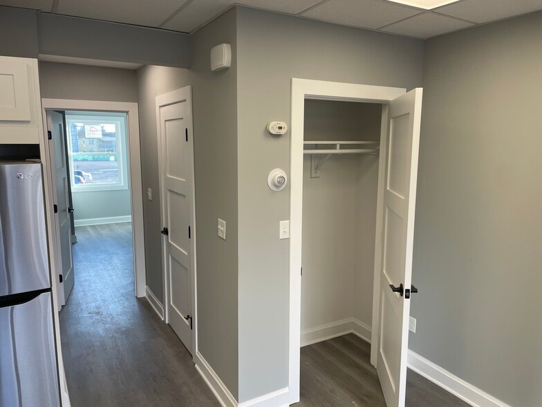 Building Photo - 127 Tunxis Hill Rd