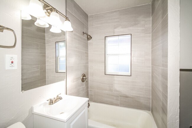 Building Photo - 206 W Kittyhawk Dr