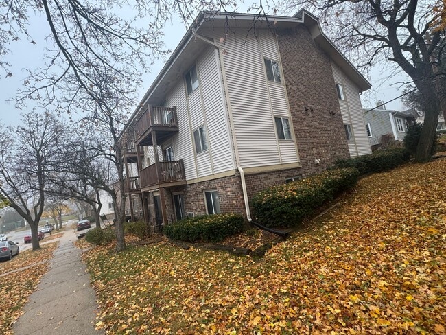 Building Photo - Large 2 Bedroom Apartment Available!