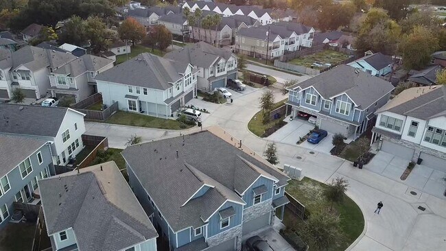 Building Photo - 211 Club Crest Ln