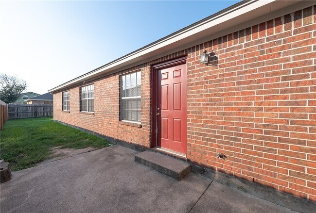 Building Photo - 1813 Sara Dr