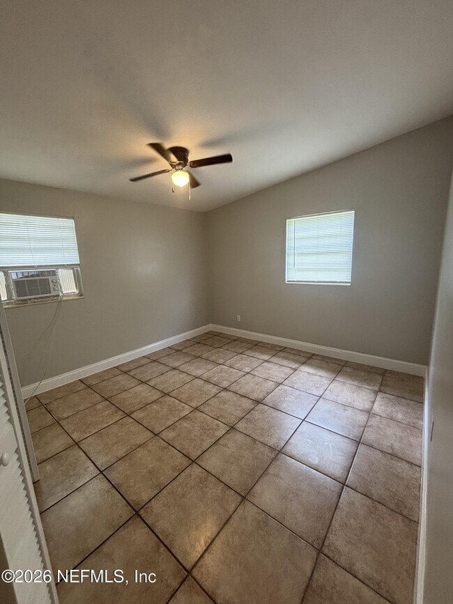 Building Photo - 2842 Tulip Cir E