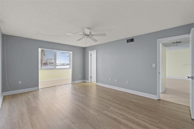 Building Photo - 4775 Cove Cir
