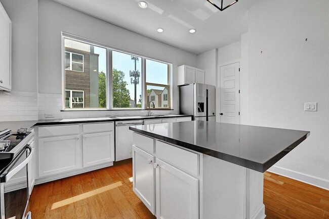 Building Photo - 1412 Waterloo Shore Ln