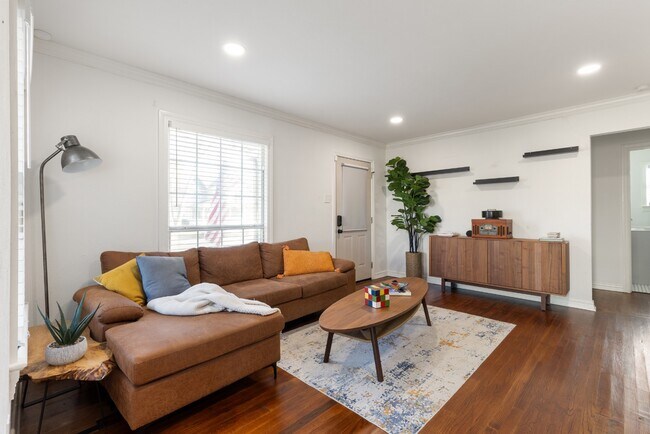 Building Photo - Updated Garland Home