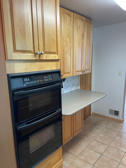 Kitchen-builtin breakfast bar/microwave & oven - 10912 Stillwater Ave