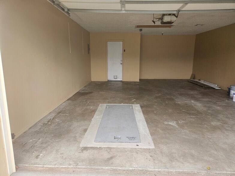 Building Photo - 2513 NW Robinhood Dr
