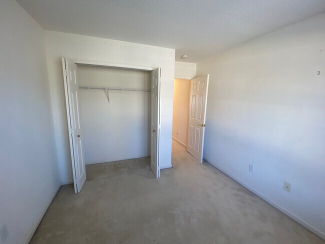 Building Photo - 165 Farm Ln