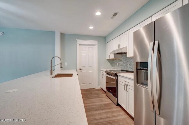 Building Photo - 704 Darwin Dr
