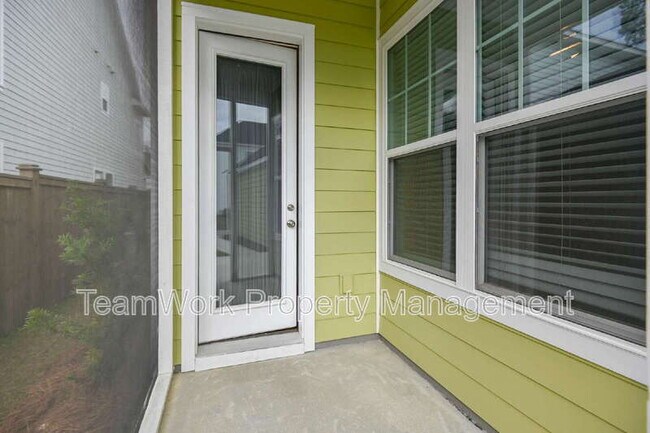 Building Photo - 553 Sound Dr