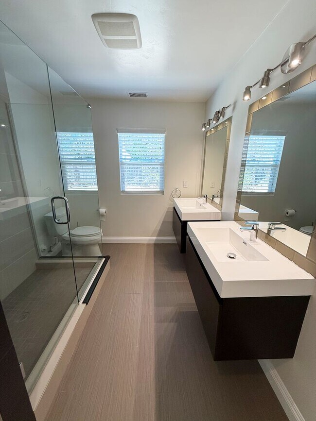 Building Photo - Beautifully Upgraded 4 Bed/2 Bath Single-L...