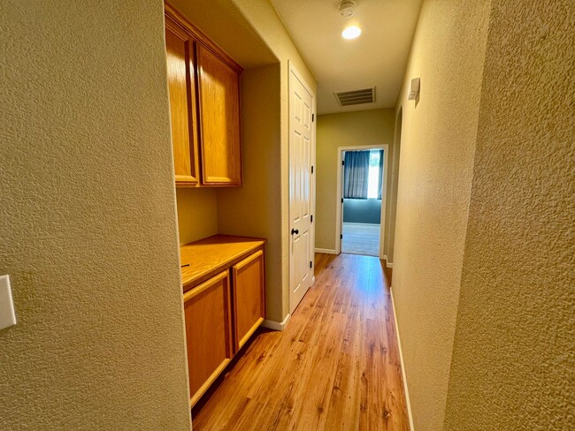Building Photo - 3 bed 2 bath Plumas Lake