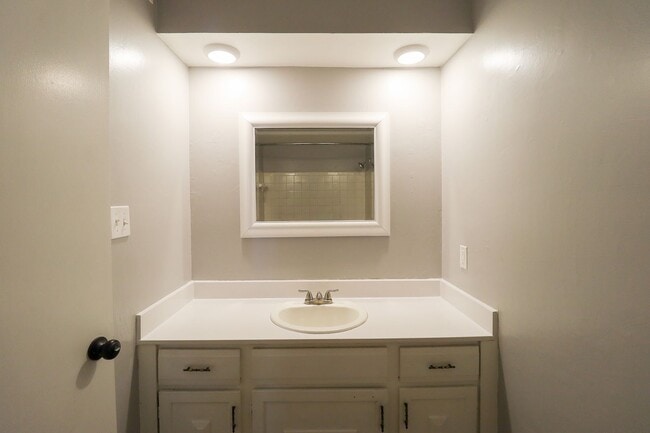 Building Photo - 2 Bed | 2 Bath in Central Tulsa!