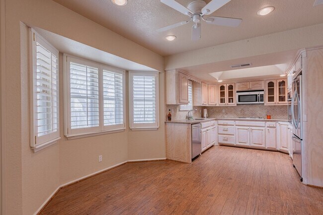 Building Photo - 8707 Holiday Dr