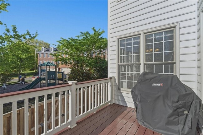 Building Photo - Welcome to this beautifully maintained 4-bedroom, 3.5-bath townhome in the heart of Lorton