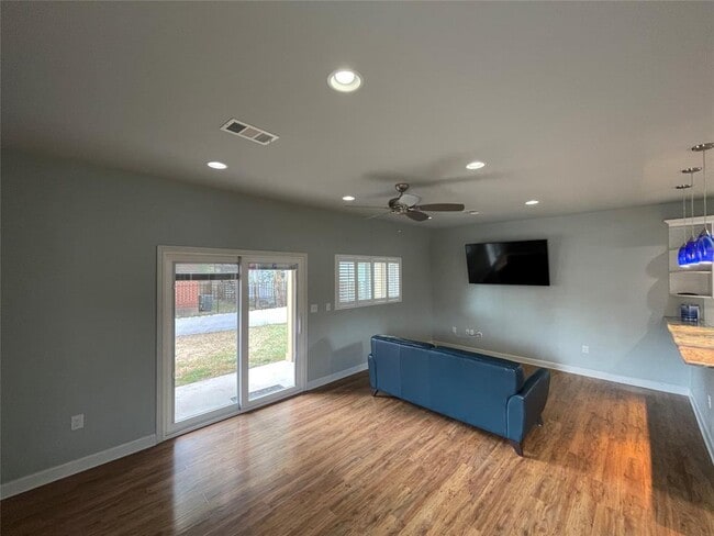 Building Photo - 5014 Evans Ave