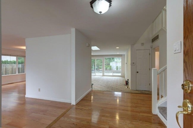 Building Photo - Spacious 4 Bedroom/3ba Bath Bellevue Home Available Now!