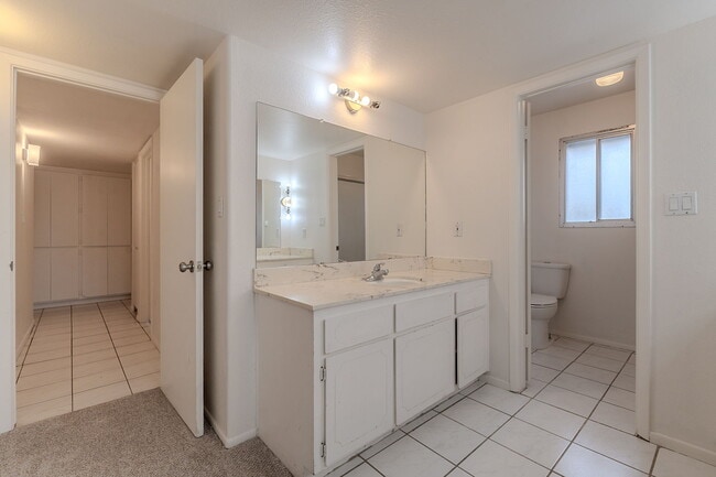 Building Photo - 2543 E Huntington Dr
