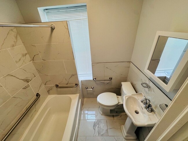 Building Photo - Remodeled 4bd/2 House with Rear yard!! SEC...