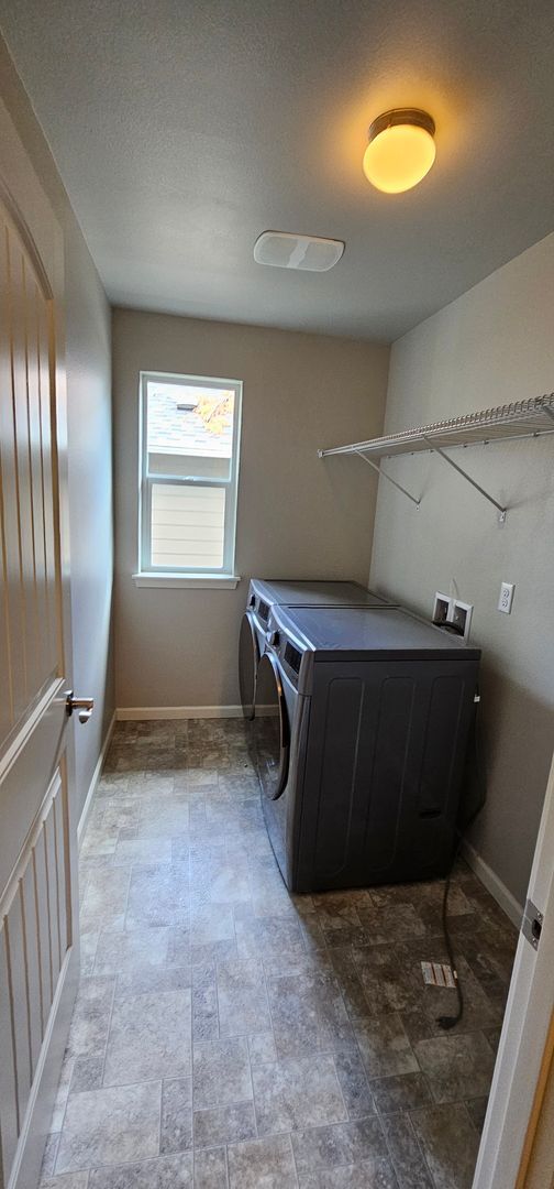 Building Photo - Two-Story Bremerton Home