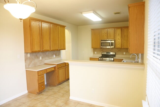 Building Photo - Fabulous 3/2.5   Home in Circle C - Great Views, Yard, Beautiful Home!