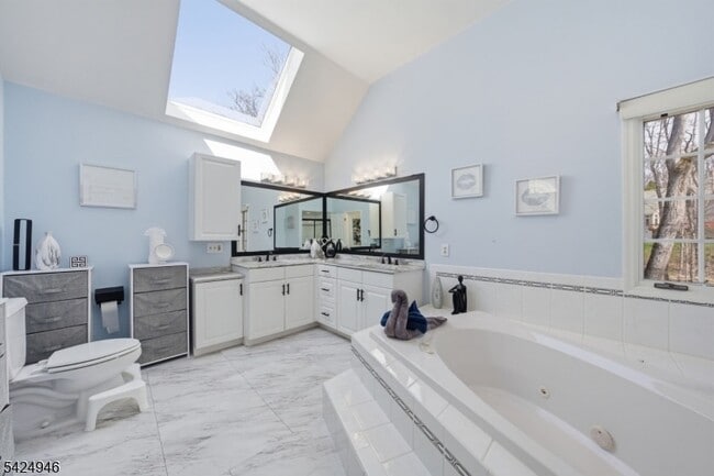 Building Photo - 11 Rosewood Ln