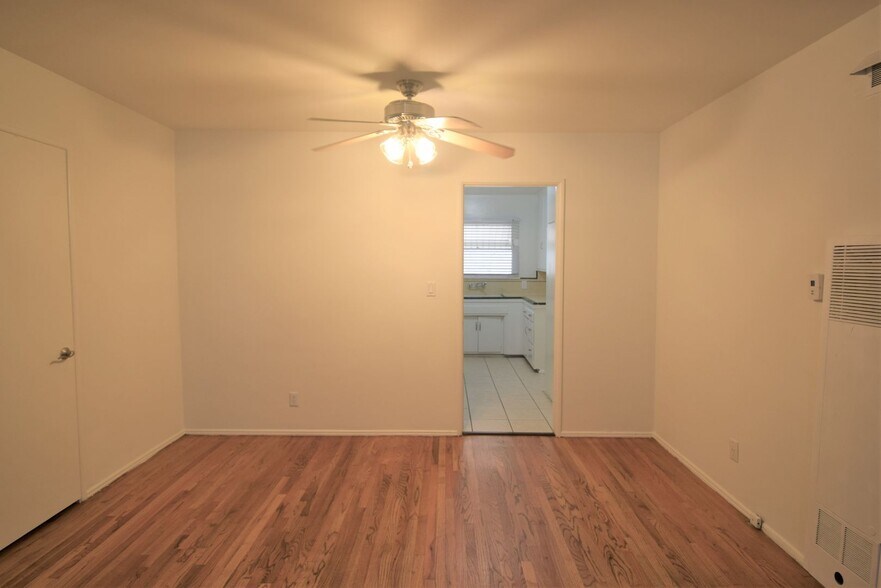 Building Photo - 11645 Moorpark St
