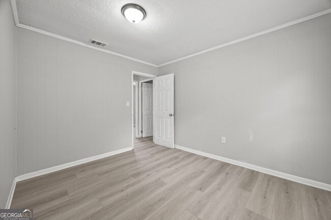 Building Photo - 2830 Village Green Dr