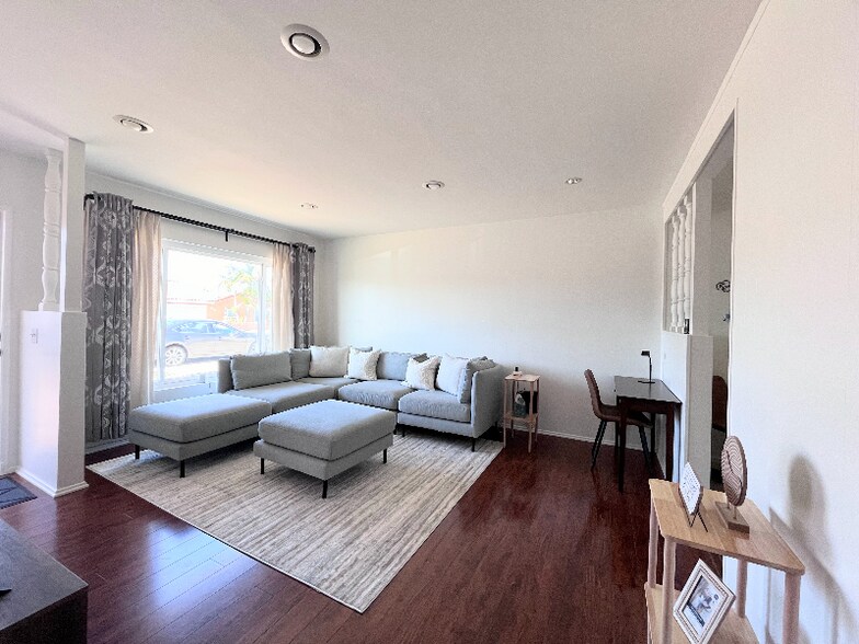 Building Photo - 1051 W 170th St