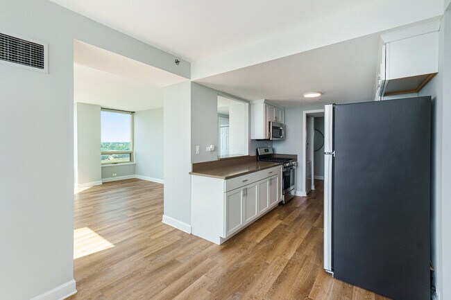 Building Photo - 3320 Spinnaker Ln