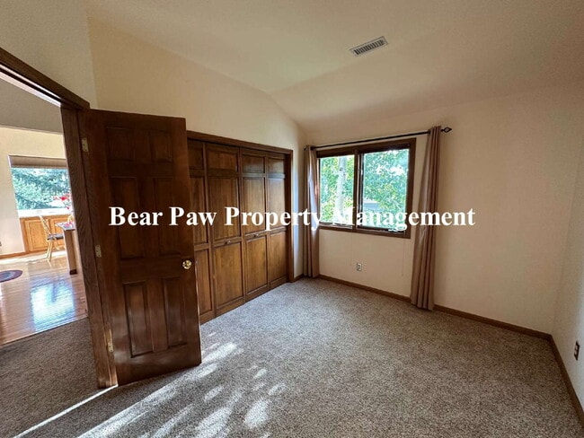 Building Photo - Beautiful Condo in Genesee!!