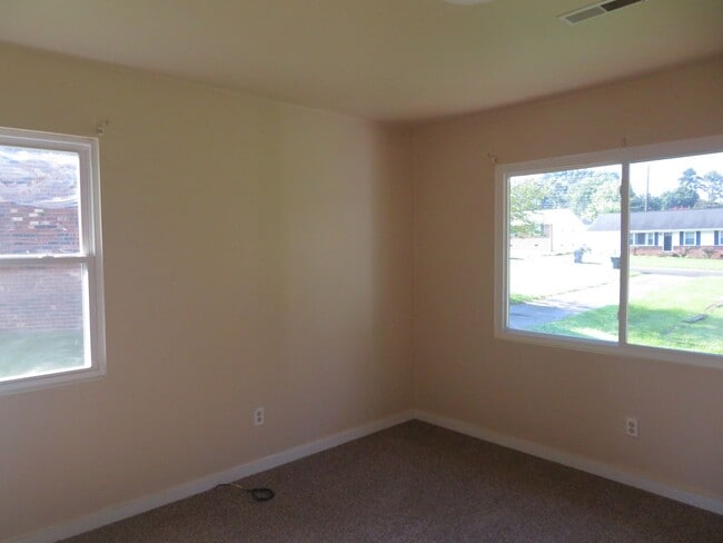 Building Photo - Colonial Heights Virginia