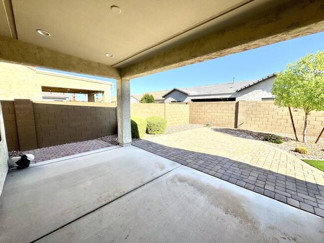 Building Photo - 5576 W Heritage Way