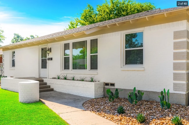 Building Photo - 3 Bedroom home in highly desireable area