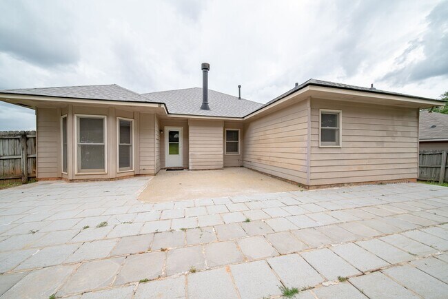 Building Photo - 3 bedroom 2 bath North Columbus
