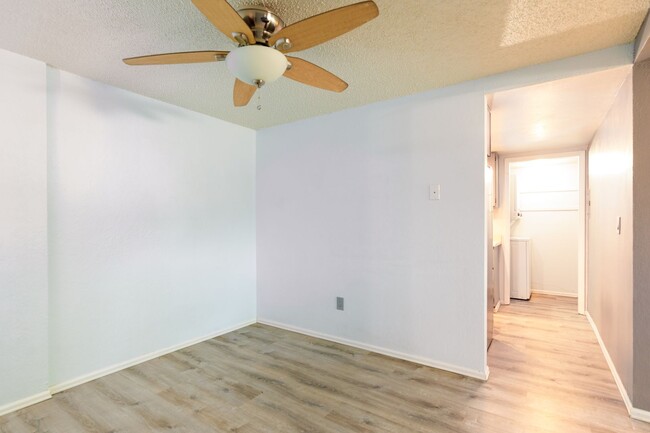 Building Photo - Modern 1-Bedroom Condo in Cottonwood Villa...