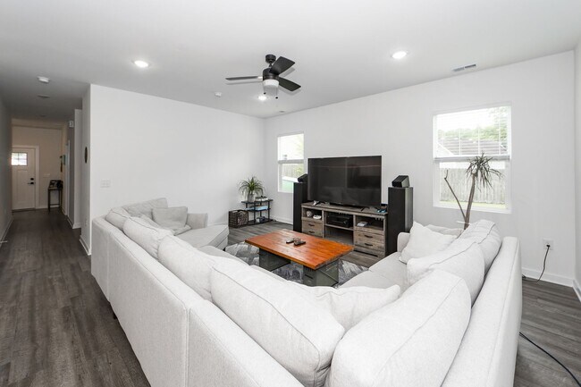 Building Photo - 4 Bedroom 3 Bath Home in Windsor Hill - North Charleston