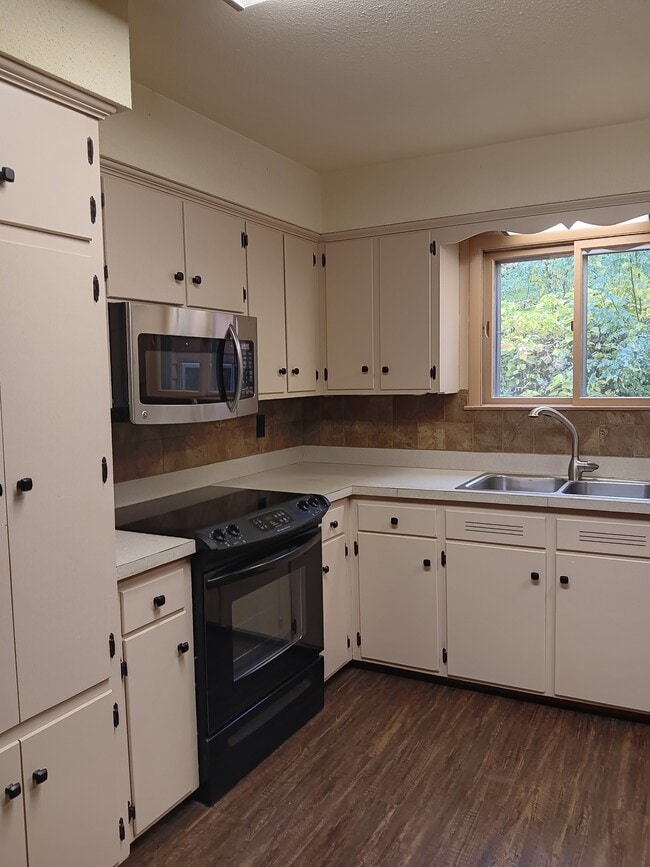 Building Photo - 2479 Malletts Bay Ave