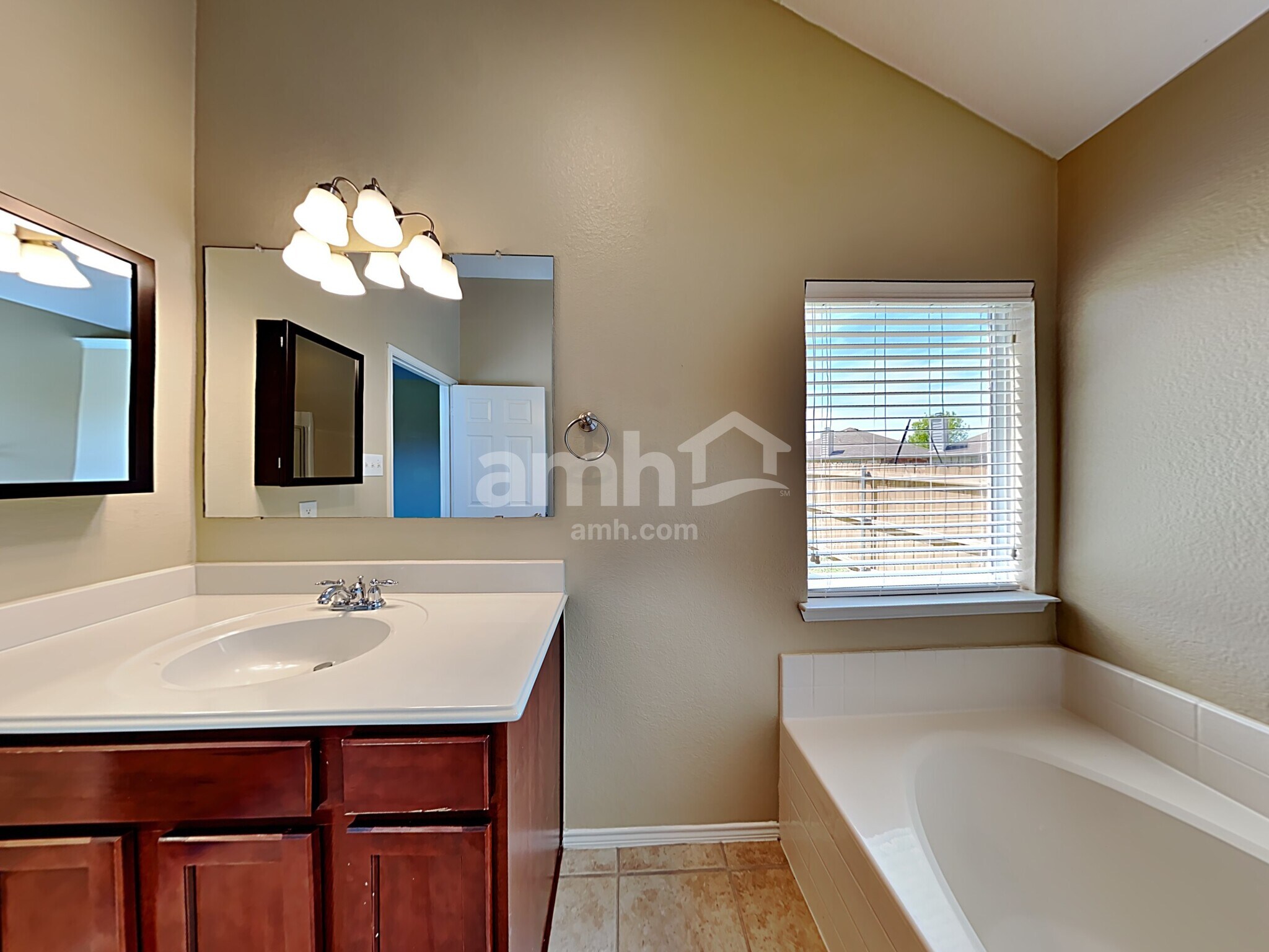 Building Photo - 1117 Luckenbach Dr