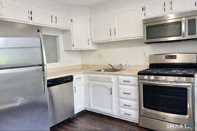 Building Photo - 16 E Gate Ln