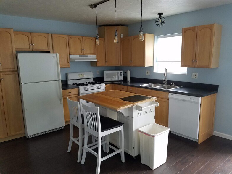 Kitchen with fridge/stove/dishwasher/microwave - 1801 W 47th St