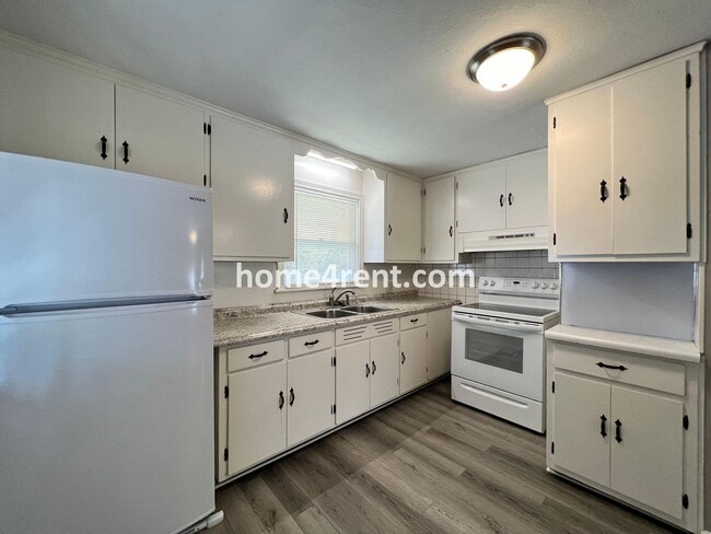 Building Photo - Cozy Ranch Style Home in KCMO w/ Wood Floors and a Fenced in Yard!