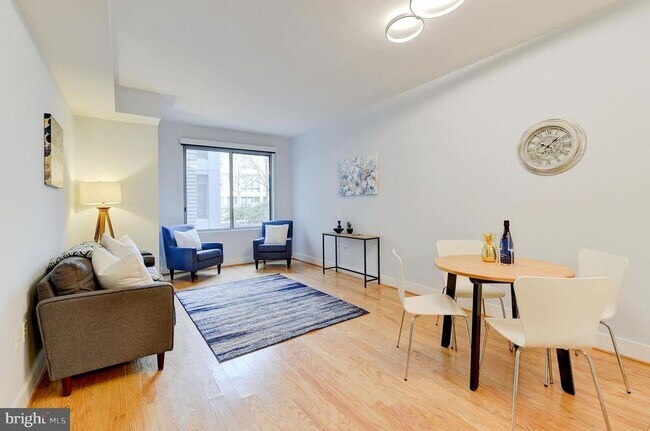 Building Photo - 1br 1 ba condo, Cityline at Tenley Condomi...
