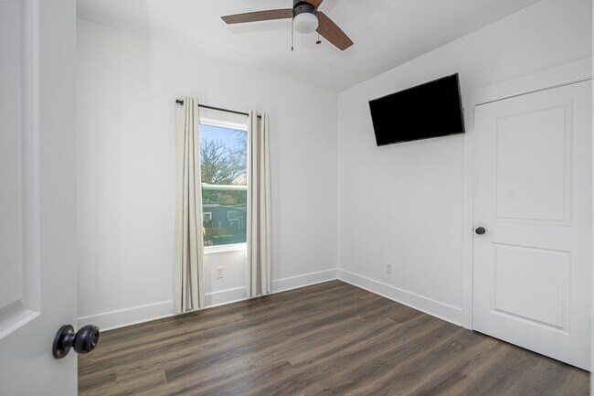 Building Photo - 637 E Anderson St