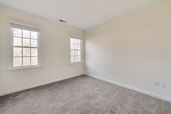 Building Photo - Renovated 4 bed/2.5 bath in Chapel Hill/Carrboro city school district!