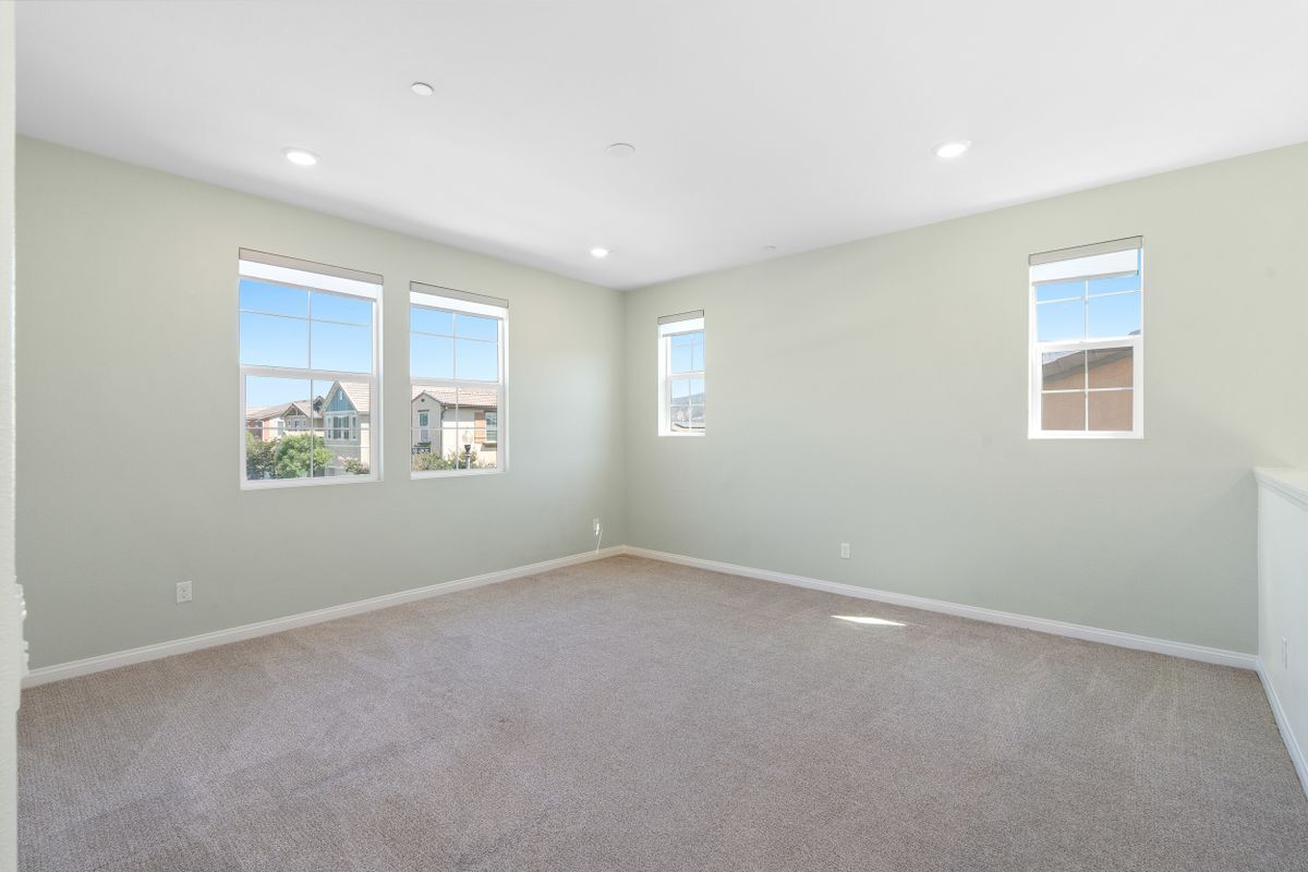 Building Photo - 528 Tibbetts St