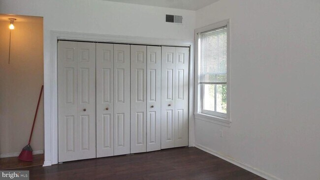 Building Photo - 2043 Mt Vernon St