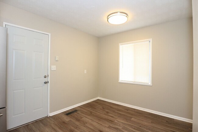 Building Photo - Three Bedroom Lafayette Home!